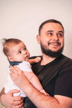 Bej arka plan, baba ve oğul arasındaki duyguların ve bağlantının ortaya çıkmasını sağlayan minimalist bir tuval sağlıyor.