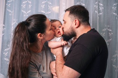 Bej arka plan bu hassas anda ebeveynler ve çocukları arasındaki duygusal bağlantıyı vurgulayan tarafsız bir ton sağlıyor.