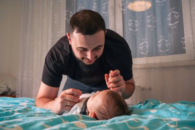 Huzurlu bir an, babanın çocuğuyla derin bir bağ kurduğunu gösterir.