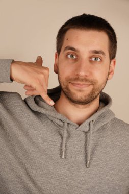 Oyuncu bir adam elini kulağının yanında tutarak bir telefon konuşmasını taklit eder. Onun neşeli görünümü sahneye kişilik katıyor. Görüntü gelişigüzel ve neşeli bir havayı vurgular.