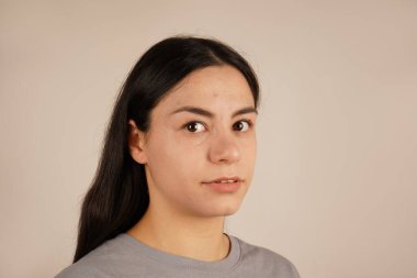 Bir kadının yakın plan çekimleri, sakin ve rahat tavırlarını gözler önüne seriyor. Onun doğal güzelliği ve yumuşak ifadesi huzur ve sükuneti iletir. Kompozisyon basitliği ve kolaylığı vurgular