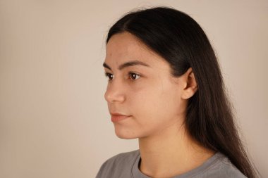 Bir kadının yakın plan çekimleri, sakin ve rahat tavırlarını gözler önüne seriyor. Onun doğal güzelliği ve yumuşak ifadesi huzur ve sükuneti iletir. Kompozisyon basitliği ve kolaylığı vurgular