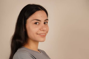 Bir kadının yakın plan çekimleri, sakin ve rahat tavırlarını gözler önüne seriyor. Onun doğal güzelliği ve yumuşak ifadesi huzur ve sükuneti iletir. Kompozisyon basitliği ve kolaylığı vurgular