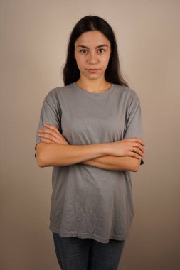 Elleri katmanlı kadın, bir amaç ve kendine güven duygusu yayıyor. Onun kararlı bakışı onun güçlü iradesini güçlendiriyor. Azim ve içsel gücü yansıtan bir an