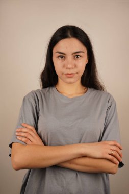 Elleri katmanlı kadın, bir amaç ve kendine güven duygusu yayıyor. Onun kararlı bakışı onun güçlü iradesini güçlendiriyor. Azim ve içsel gücü yansıtan bir an