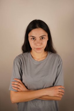 Elleri katmanlı kadın, bir amaç ve kendine güven duygusu yayıyor. Onun kararlı bakışı onun güçlü iradesini güçlendiriyor. Azim ve içsel gücü yansıtan bir an