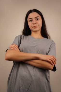 Elleri katmanlı kadın, bir amaç ve kendine güven duygusu yayıyor. Onun kararlı bakışı onun güçlü iradesini güçlendiriyor. Azim ve içsel gücü yansıtan bir an