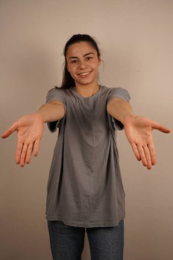 Her iki kol da enerji ve yenilenmeyi sembolize eden esneme hareketi ile yükselir. Uzun poziyonda rahatlama ve özgürlük vurgulanıyor. Yenilenme ve rahatlama anı