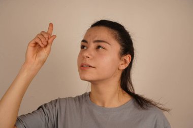 Yükseltilmiş işaret parmağı bir düşünceye dikkat çekerek ilham veriyor. Bu jest, tetikte olmayı ve entellektüel aktiviteyi vurguluyor. Bilinç ve keşfin klasik bir sembolüdür.