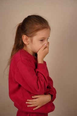 At kuyruklu korkmuş bir kız elini ağzının üstüne koyar, sanki şaşırmamak için kendini susturur gibi. Vücut dili saf ve ürkek bir duygu taşıyor. Gerçek ve şefkatli bir korku tasviri