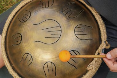 Parlak turuncu çubuklar eşliğinde orman zeminine bir pervane yerleştirilir. Uzakta bulanık ağaçlar barışçıl atmosferi güçlendirir. Bir adam glukometrede bir melodi çalar