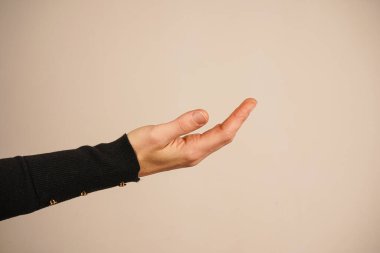 Avuç içinin açık olması, verme ve alma hissini iletir. Bu jest iyilik, güven ya da yardım etme isteğini temsil ediyor. Cömertliğin ve özenin evrensel sembolü.