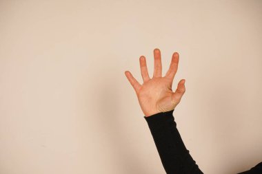 Parmaklar pençe şeklinde kıvrılarak kedi pençesi izlenimi yaratıyor. Bu jest, kedilerin zarafetini sembolize eden vahşi içgüdülerin birleşimi. Yaratıcı ya da hayvan temalı projeler için mükemmel