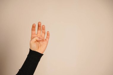 Elin dört numarayı gösteriyor. Avuç içini aç. Avuç içi açık olan el, yardım ya da iletişim anlamına gelir. Basit arkaplan jestleri netleştirir