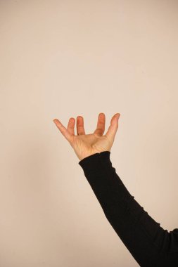 Parmakları kıvrımlı ve aralıklı olan el, hareket halindeki bir kediyi taklit eder. Poz enerji, oyunculuk ve biraz da vahşet yayar. Duygusal ya da hayvani düşünceler için eşsiz bir jest.