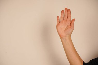 Avuç içi açık, durması ya da yavaşlaması gerektiğinin işaretidir. Bu yaygın hareket doğrudan bir uyarı veya bölünme mesajı iletir. Evrensel anlayış ile doldurulmuş bir jest.