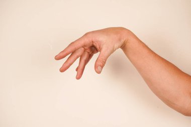 Avuç içi açık bir el, açıklık ve yardım etmeye istekli olduğunu gösterir. Bu duygusal jest nezaketi, dürüstlüğü ve ulaşılabilirliği simgeliyor. Tarafsız arkaplan anlamı vurguluyor