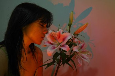 Kırmızı ışığın altında genç bir kızın yakın plan fotoğrafı..