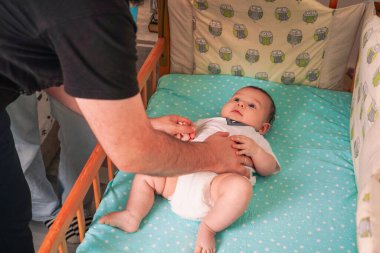 Bebek beşikte dinlenir, ifadeleri huzur ve sükunet karışımıdır.