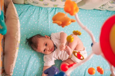 Küçük ayaklar, bebek mavi battaniyenin üzerinde yatarken heyecanla tekmeliyor, başımızın üstündeki renkli oyuncaklardan mest oluyor.