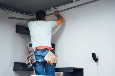 Zanaatkar yapıyı kurarken kendinden emin görünüyor. Aletleri mükemmel bir şekilde düzenlenmiş.