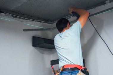 Zanaatkar duvarı delip binanın tamamen güvenli olduğundan emin olmak için aletler hafifçe çarpışıyor.