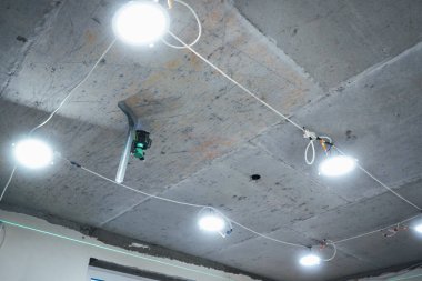 İnşaat alanında, elektrik tesisatında iç dekorasyon için lazer seviyesinde yeşil ışık ölçümü.