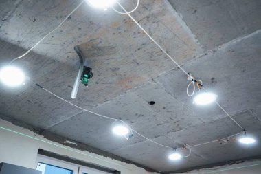 Eski tuğla tavanda lazer seviyesi