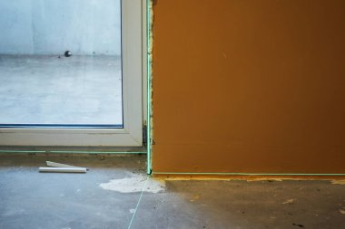 Two green laser lines smoothly overlap the floor surface, ensuring flawless alignment in the room