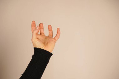 Parmakları kıvrımlı ve aralıklı olan el, hareket halindeki bir kediyi taklit eder. Poz enerji, oyunculuk ve biraz da vahşet yayar. Duygusal ya da hayvani düşünceler için eşsiz bir jest.