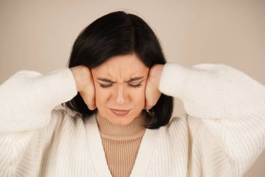 Bu ilginç yüz ifadesi bir şaşkınlık anı yaşatıyor. Odak noktası onun duyguları.