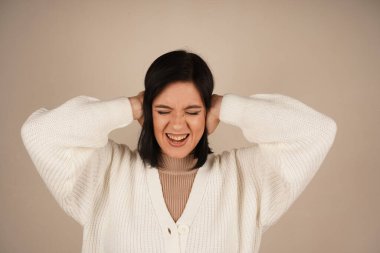 Elleri başının üstünde ve dirsekleri bükülmüş olarak poz vermesi bir rahatlama hissi veriyor. Duruş sükuneti ve sükuneti gösteriyor. Bu bir rahatlama ve rahatlama jesti.