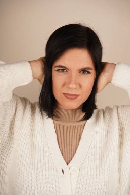 Elleri başının üstünde ve dirsekleri bükülmüş olarak poz vermesi bir rahatlama hissi veriyor. Duruş sükuneti ve sükuneti gösteriyor. Bu bir rahatlama ve rahatlama jesti.