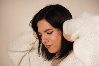 Elleri başının üstünde ve dirsekleri bükülmüş olarak poz vermesi bir rahatlama hissi veriyor. Duruş sükuneti ve sükuneti gösteriyor. Bu bir rahatlama ve rahatlama jesti.