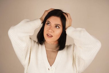 Elleri başının üstünde ve dirsekleri bükülmüş olarak poz vermesi bir rahatlama hissi veriyor. Duruş sükuneti ve sükuneti gösteriyor. Bu bir rahatlama ve rahatlama jesti.