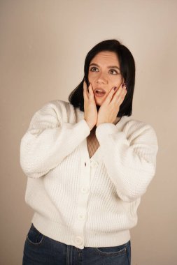 Bu ilginç yüz ifadesi bir şaşkınlık anı yaşatıyor. Odak noktası onun duyguları.