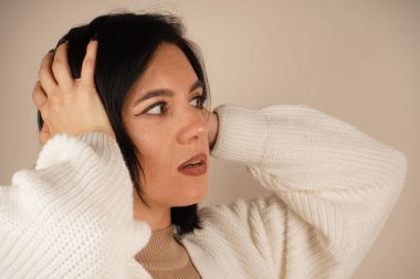 Bu ilginç yüz ifadesi bir şaşkınlık anı yaşatıyor. Odak noktası onun duyguları.