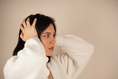 Bu ilginç yüz ifadesi bir şaşkınlık anı yaşatıyor. Odak noktası onun duyguları.