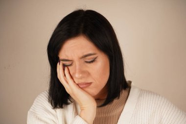 Elleri başının üstünde ve dirsekleri bükülmüş olarak poz vermesi bir rahatlama hissi veriyor. Duruş sükuneti ve sükuneti gösteriyor. Bu bir rahatlama ve rahatlama jesti.