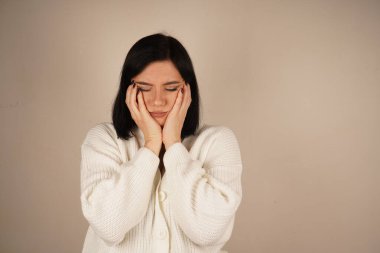 Elleri başının üstünde ve dirsekleri bükülmüş olarak poz vermesi bir rahatlama hissi veriyor. Duruş sükuneti ve sükuneti gösteriyor. Bu bir rahatlama ve rahatlama jesti.