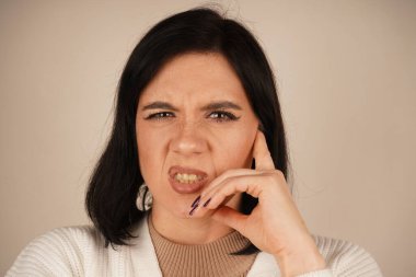 Vücut dili, o anın öngörülemezliğini vurgular. Kollar yanlara doğru açılmışken, bu hareket sürprizi simgeliyor. Kollar açık, bir şok anını işaret ediyor.