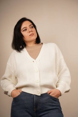 Genç bir kadının yan profili uzun saçlarını at kuyruğu şeklinde gösteriyor. Yüzünün zarif kıvrımı düzgün saç stilini tamamlıyor. Kompozisyon onun zarif basitliğini vurguluyor.