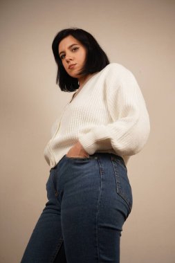 Genç bir kadının yan profili uzun saçlarını at kuyruğu şeklinde gösteriyor. Yüzünün zarif kıvrımı düzgün saç stilini tamamlıyor. Kompozisyon onun zarif basitliğini vurguluyor.