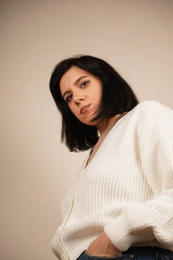 Genç bir kadının yan profili uzun saçlarını at kuyruğu şeklinde gösteriyor. Yüzünün zarif kıvrımı düzgün saç stilini tamamlıyor. Kompozisyon onun zarif basitliğini vurguluyor.