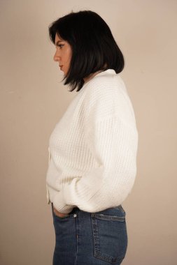 Genç bir kadının yan profili uzun saçlarını at kuyruğu şeklinde gösteriyor. Yüzünün zarif kıvrımı düzgün saç stilini tamamlıyor. Kompozisyon onun zarif basitliğini vurguluyor.