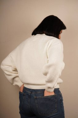 Genç bir kadının yan profili uzun saçlarını at kuyruğu şeklinde gösteriyor. Yüzünün zarif kıvrımı düzgün saç stilini tamamlıyor. Kompozisyon onun zarif basitliğini vurguluyor.