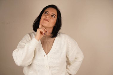 Yükseltilmiş işaret parmağı bir fikrin doğuşunu işaret eder, dikkat çeker. Bu jest yaratıcılığı, odaklanmayı ve bir ilham kıvılcımını yansıtıyor. Yenilik ve sezgilerle dolu dinamik bir an.