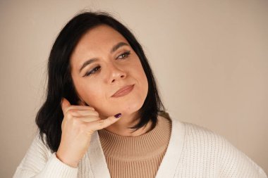 Kulağa kaldırılan bir el, bir telefon konuşmasını taklit eder. Bağlantı ya da iletişimi önerir. Bu oyuncu jest dikkat çekme ya da etkileşim çağrısını somutlaştırıyor. İrtibatta kalmanın evrensel sembolü.