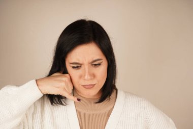 Kulağa kaldırılan bir el, bir telefon konuşmasını taklit eder. Bağlantı ya da iletişimi önerir. Bu oyuncu jest dikkat çekme ya da etkileşim çağrısını somutlaştırıyor. İrtibatta kalmanın evrensel sembolü.