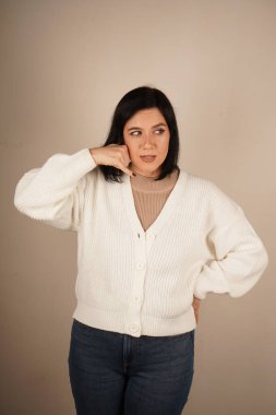 Kulağa kaldırılan bir el, bir telefon konuşmasını taklit eder. Bağlantı ya da iletişimi önerir. Bu oyuncu jest dikkat çekme ya da etkileşim çağrısını somutlaştırıyor. İrtibatta kalmanın evrensel sembolü.